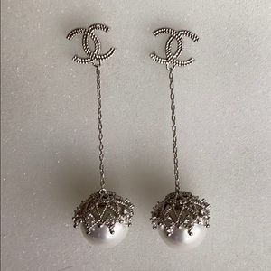 Fashion logo pearl drop earrings